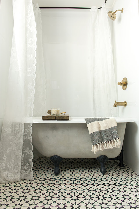 Gorgeous bathroom makeover // Antes y después: hermoso baño rústico con toque marroquí // casahaus.net