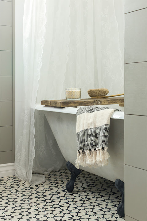 Gorgeous bathroom makeover // Antes y después: hermoso baño rústico con toque marroquí // casahaus.net