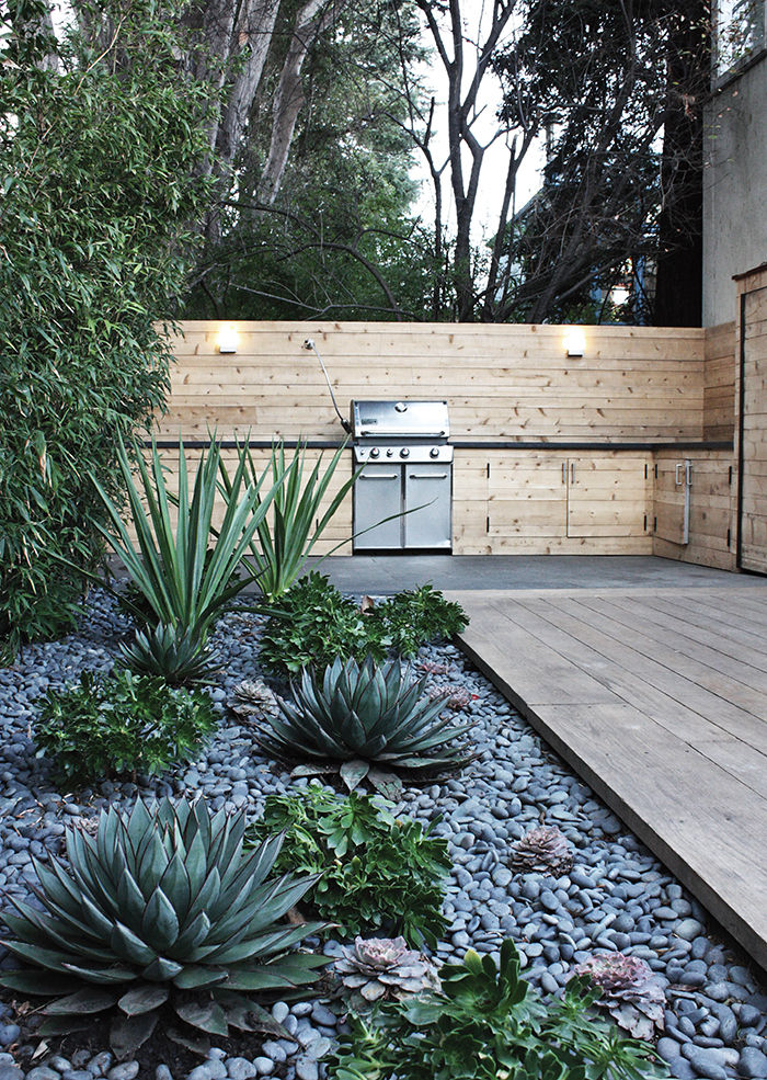Xeriscaping: water wise modern gardens / Xerojardinería: jardines que consumen poca agua // casahaus.net