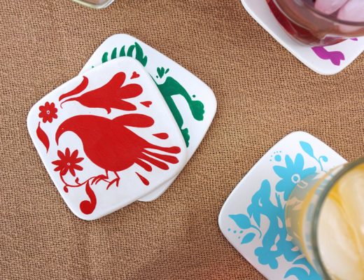 Mesa con bebidas y portavasos con temas otomíes