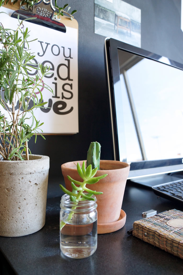 Nordic inspired office with plants / Nuestra oficina en casa / casahaus.net