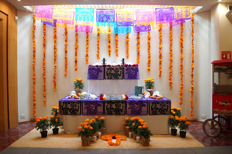 Day of dead altar / Altar para el Día de Muertos // casahaus.net