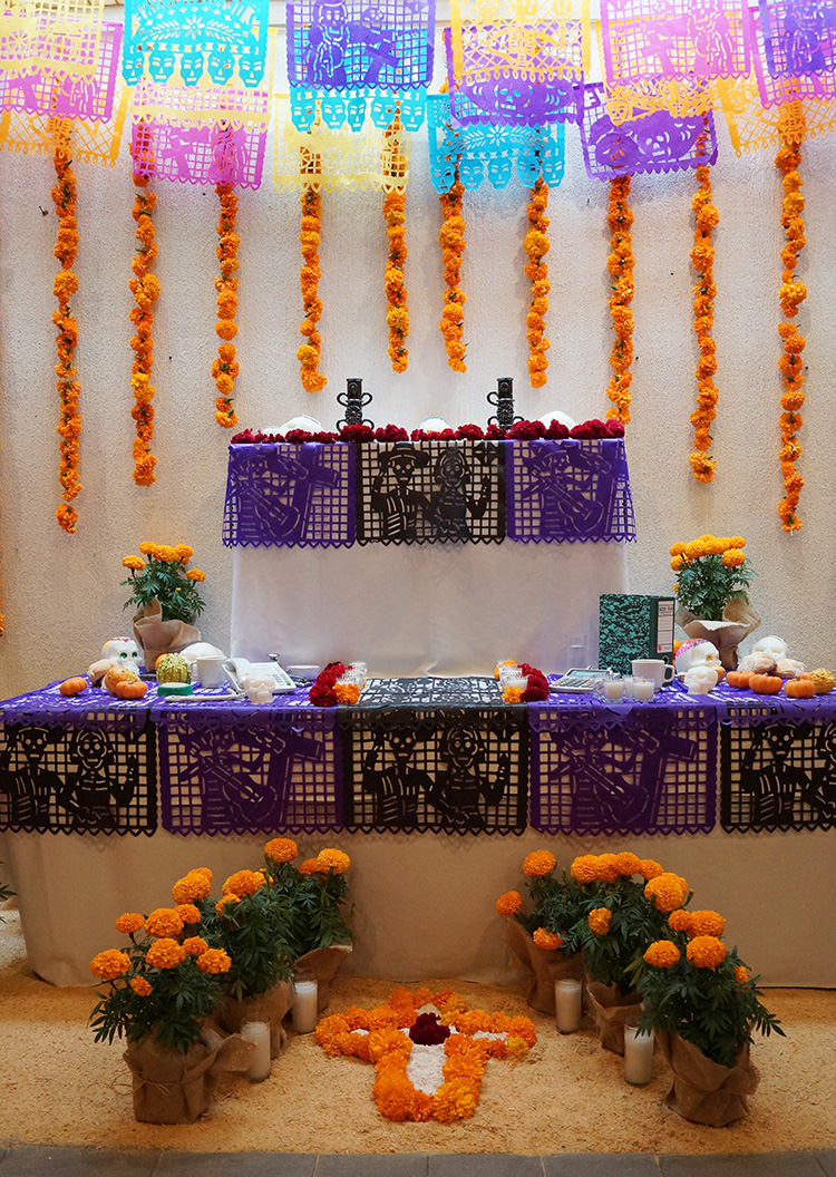 Day of dead altar / Altar para el Día de Muertos // casahaus.net