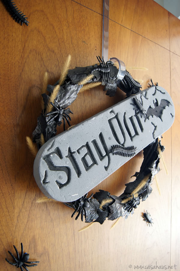 DIY Halloween wreath / Cómo hacer una corona para Halloween y Día de Muertos // casahaus.net