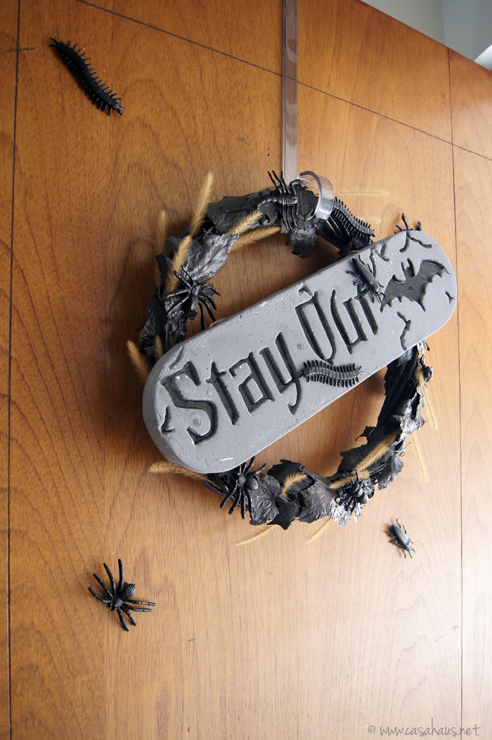 DIY Halloween wreath / Cómo hacer una corona para Halloween y Día de Muertos // casahaus.net