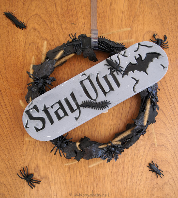 DIY Halloween wreath / Cómo hacer una corona para Halloween y Día de Muertos // casahaus.net
