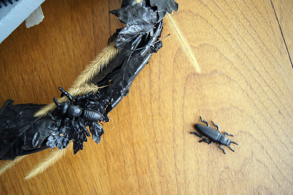 DIY Halloween wreath / Cómo hacer una corona para Halloween y Día de Muertos // casahaus.net