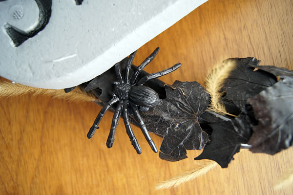DIY Halloween wreath / Cómo hacer una corona para Halloween y Día de Muertos // casahaus.net