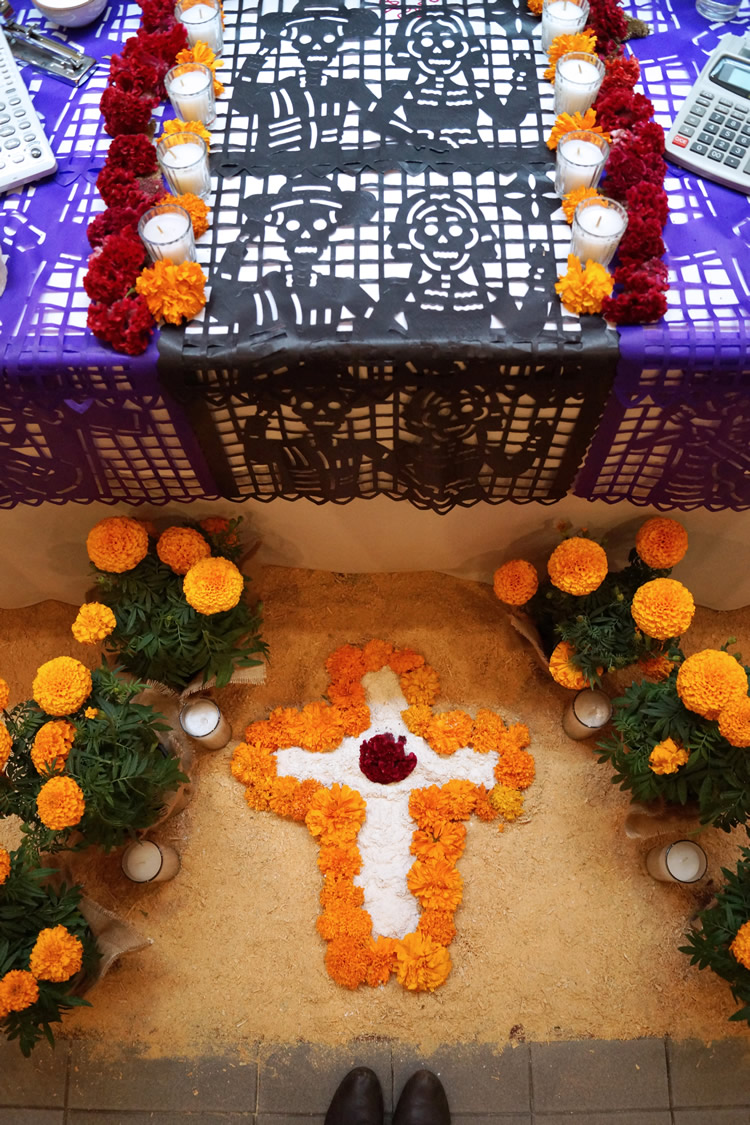 Day of dead altar / Altar para el Día de Muertos // casahaus.net