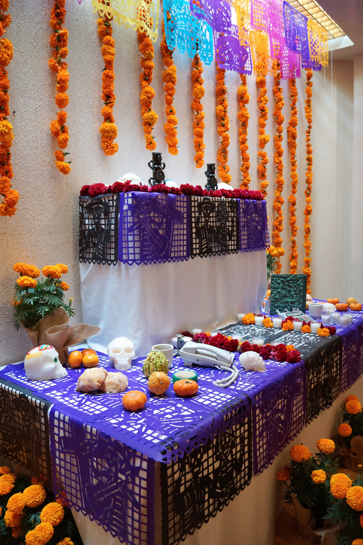 Day of dead altar / Altar para el Día de Muertos // casahaus.net