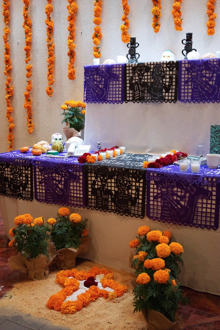 Day of dead altar / Altar para el Día de Muertos // casahaus.net