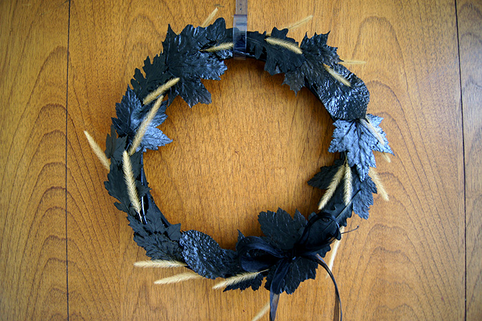 DIY Halloween wreath / Cómo hacer una corona para Halloween y Día de Muertos // casahaus.net