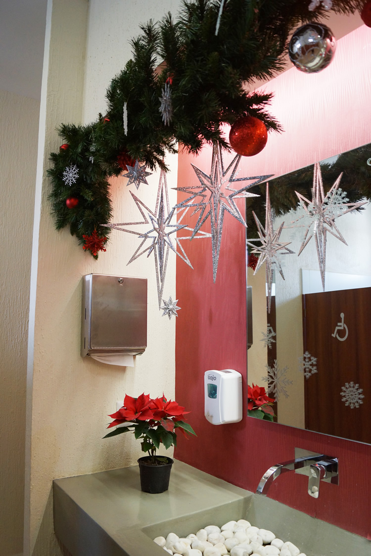 Christmas corporate offices decorating / Ideas para decorar oficinas en Navidad / casahaus.net