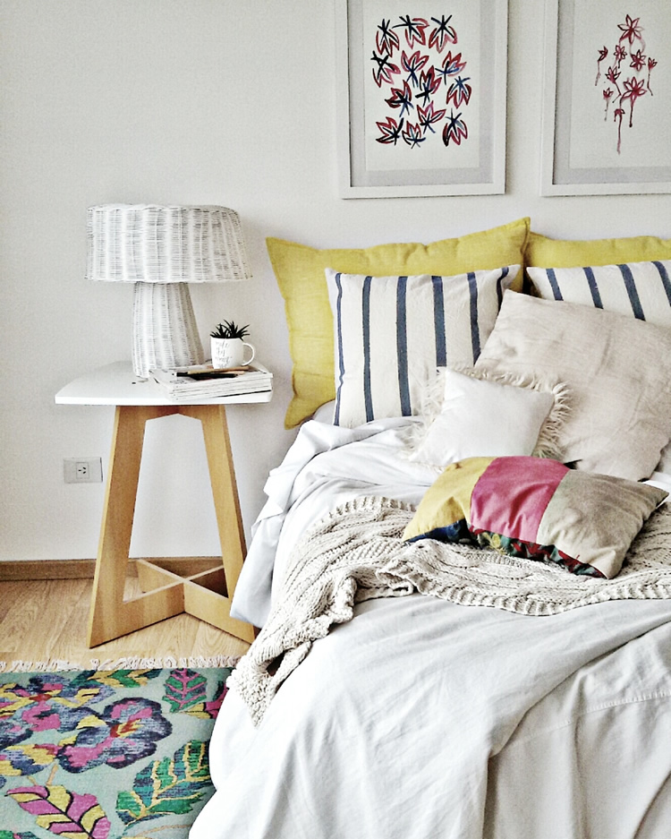 El punto de partida para la recámara infantil fue el mantel que hace las veces de cubrecama. ¡Eso es creatividad a la hora de decorar! The starting point in her daughter's bedroom was the tablecloth used as quilt on the bed. Talk about creative decorating!