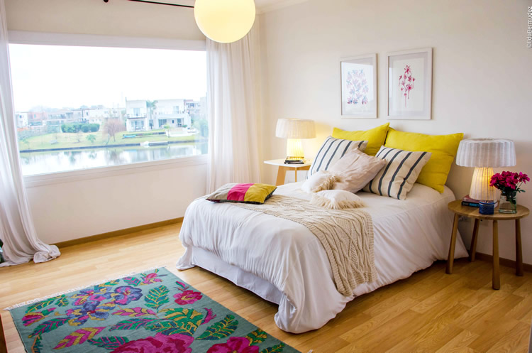 El punto de partida para la recámara infantil fue el mantel que hace las veces de cubrecama. ¡Eso es creatividad a la hora de decorar! The starting point in her daughter's bedroom was the tablecloth used as quilt on the bed. Talk about creative decorating!