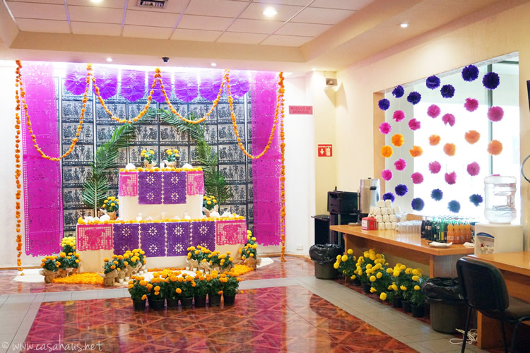 Day of the Dead altar and decorations / Altar y decoraciones para el Día de Muertos - Casa Haus Deco