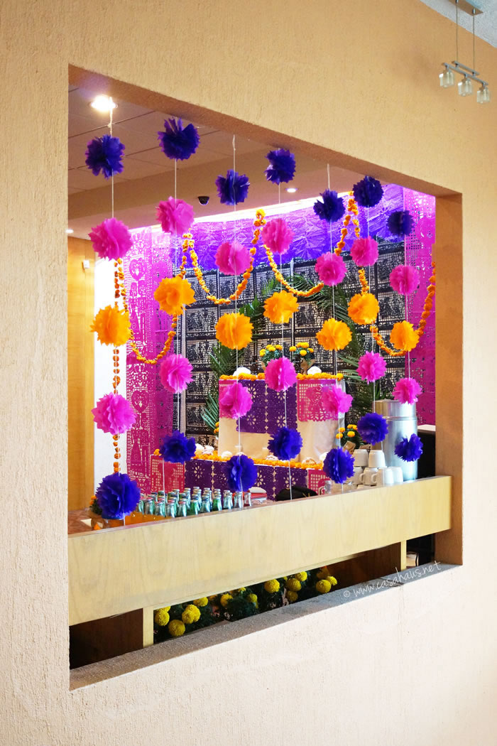 Day of the Dead altar and decorations / Altar y decoraciones para el Día de Muertos - Casa Haus Deco