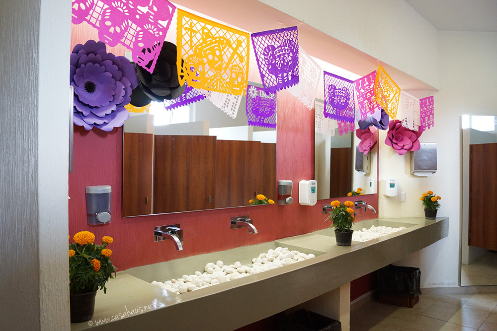 Day of the Dead altar and decorations / Altar y decoraciones para el Día de Muertos - Casa Haus Deco