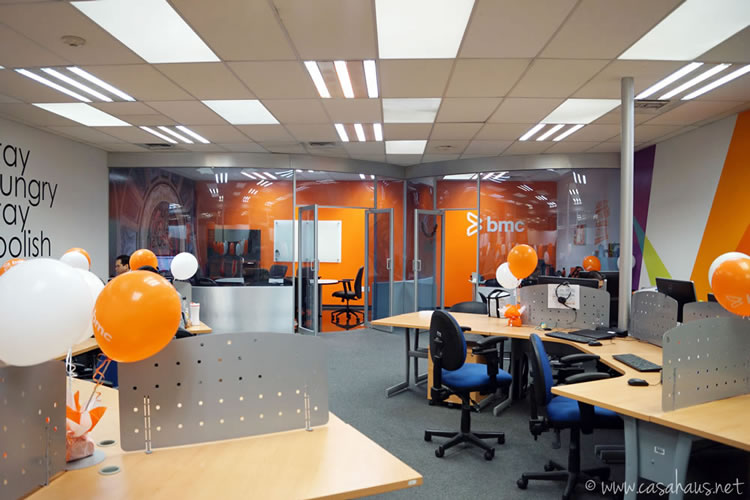 BMC Software corporate office design (paint and decal only makeover) / Transformación de oficinas con sólo pintura y viniles por Casa Haus Deco