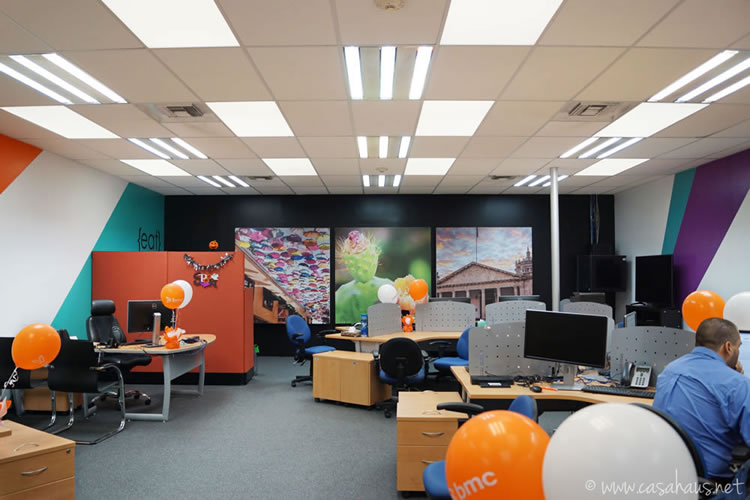 BMC Software corporate office design (paint and decal only makeover) / Transformación de oficinas con sólo pintura y viniles por Casa Haus Deco