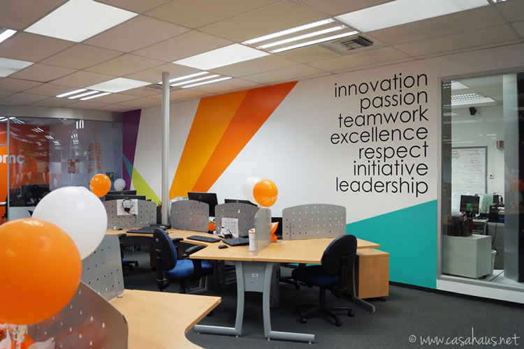 BMC Software corporate office design (paint and decal only makeover) / Transformación de oficinas con sólo pintura y viniles por Casa Haus Deco
