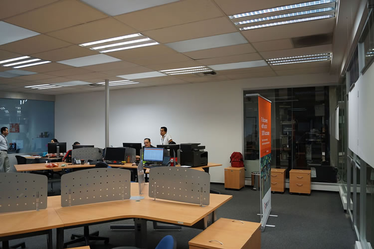 BMC Software corporate office design (paint and decal only makeover) / Transformación de oficinas con sólo pintura y viniles por Casa Haus Deco