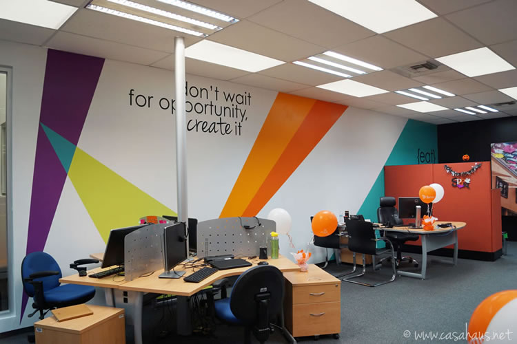BMC Software corporate office design (paint and decal only makeover) / Transformación de oficinas con sólo pintura y viniles por Casa Haus Deco