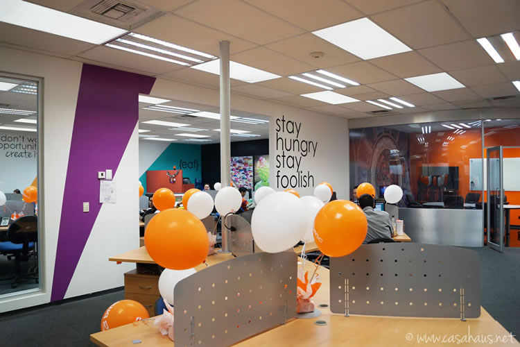 BMC Software corporate office design (paint and decal only makeover) / Transformación de oficinas con sólo pintura y viniles por Casa Haus Deco