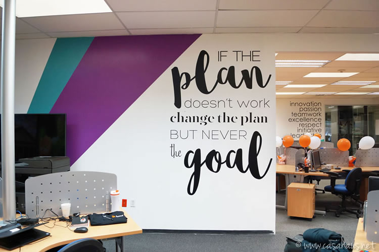 BMC Software corporate office design (paint and decal only makeover) / Transformación de oficinas con sólo pintura y viniles por Casa Haus Deco