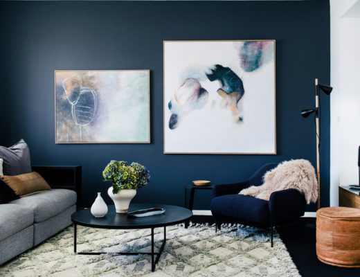 Navy blue wall / Pared azul marino