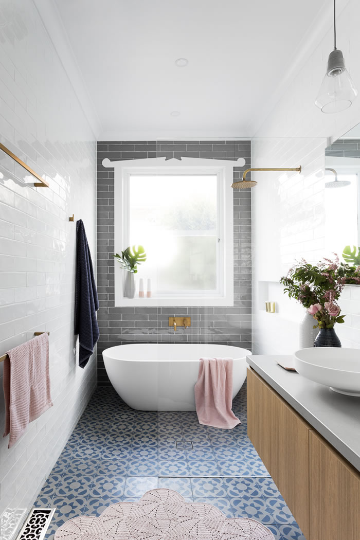 Lovely white and gray bathroom / Lindo baño blanco, gris y azul / Casa Haus Deco
