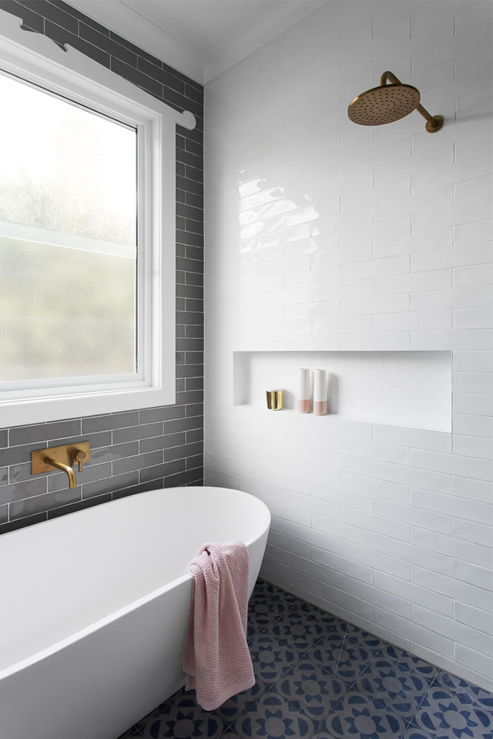 Lovely white and gray bathroom / Lindo baño blanco, gris y azul / Casa Haus Deco
