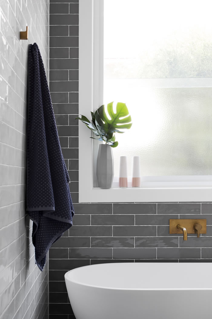 Lovely white and gray bathroom / Lindo baño blanco, gris y azul / Casa Haus Deco