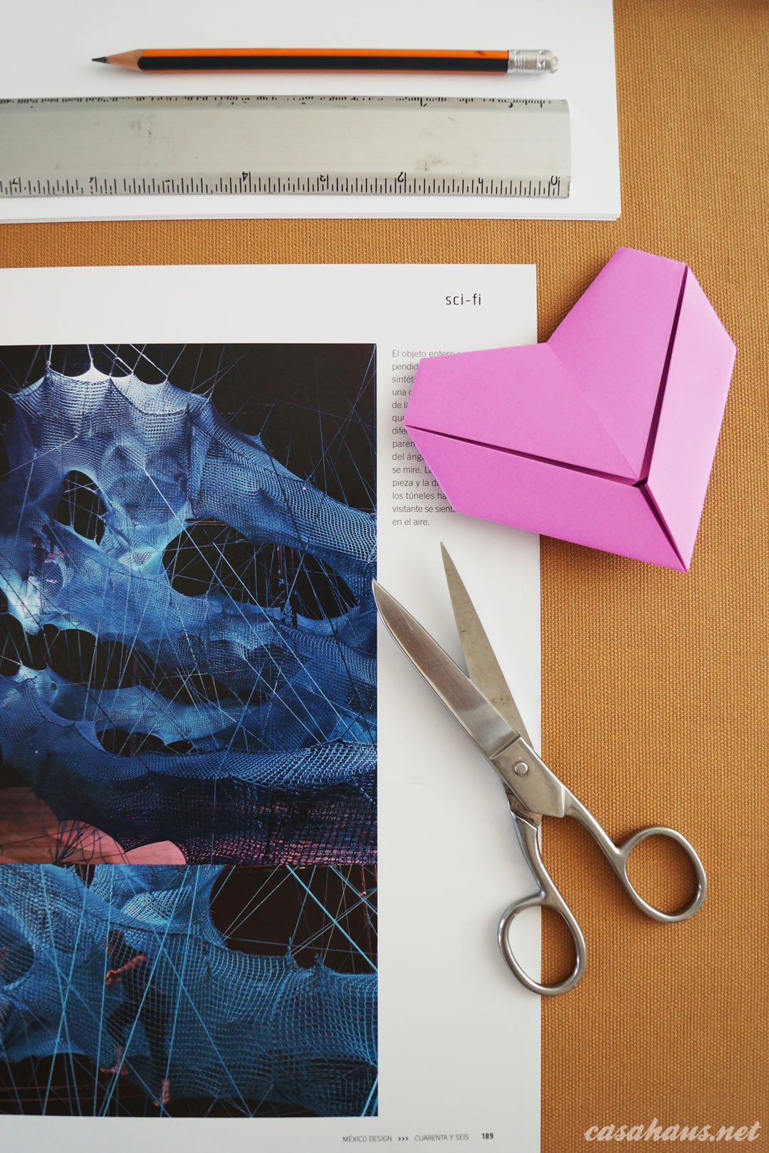 DIY Valentine's Gift Art / Lindo y moderno cuadro de corazones para San Valentín - Casa Haus Deco