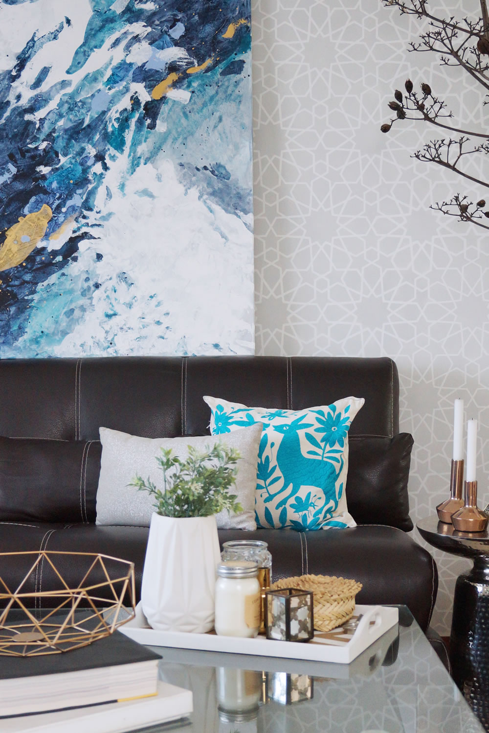 CDATA[
<p style=”text-align: center;”>![Living room blues / Toques de azul en nuestra sala - Casa Haus