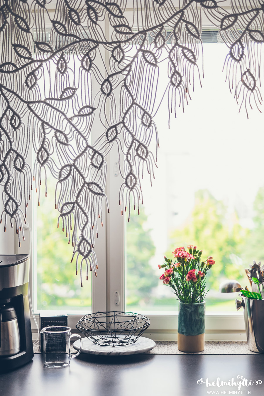 Rincón de cocina con cortina de macramé