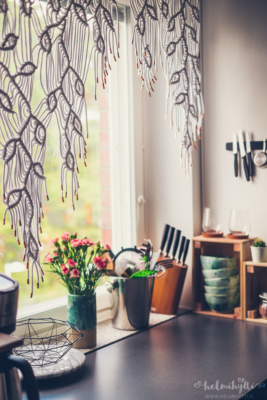 Rincón de cocina con cortina de macramé