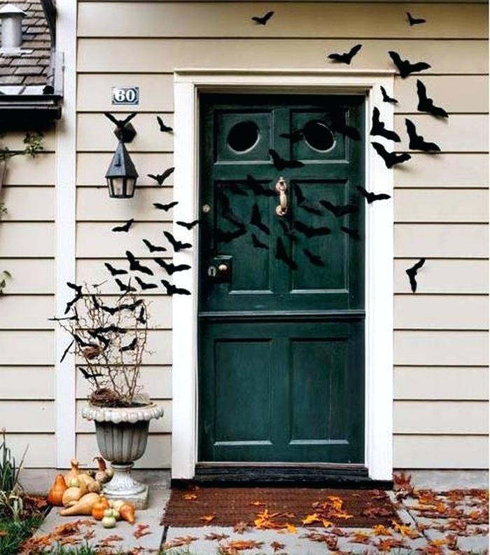 Entrada de casa decorada con muchos murciélagos de papel