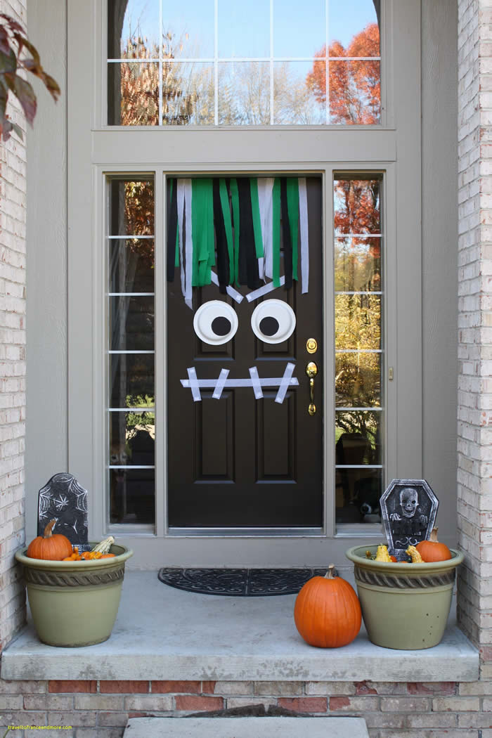 Puerta decorada como monstruo