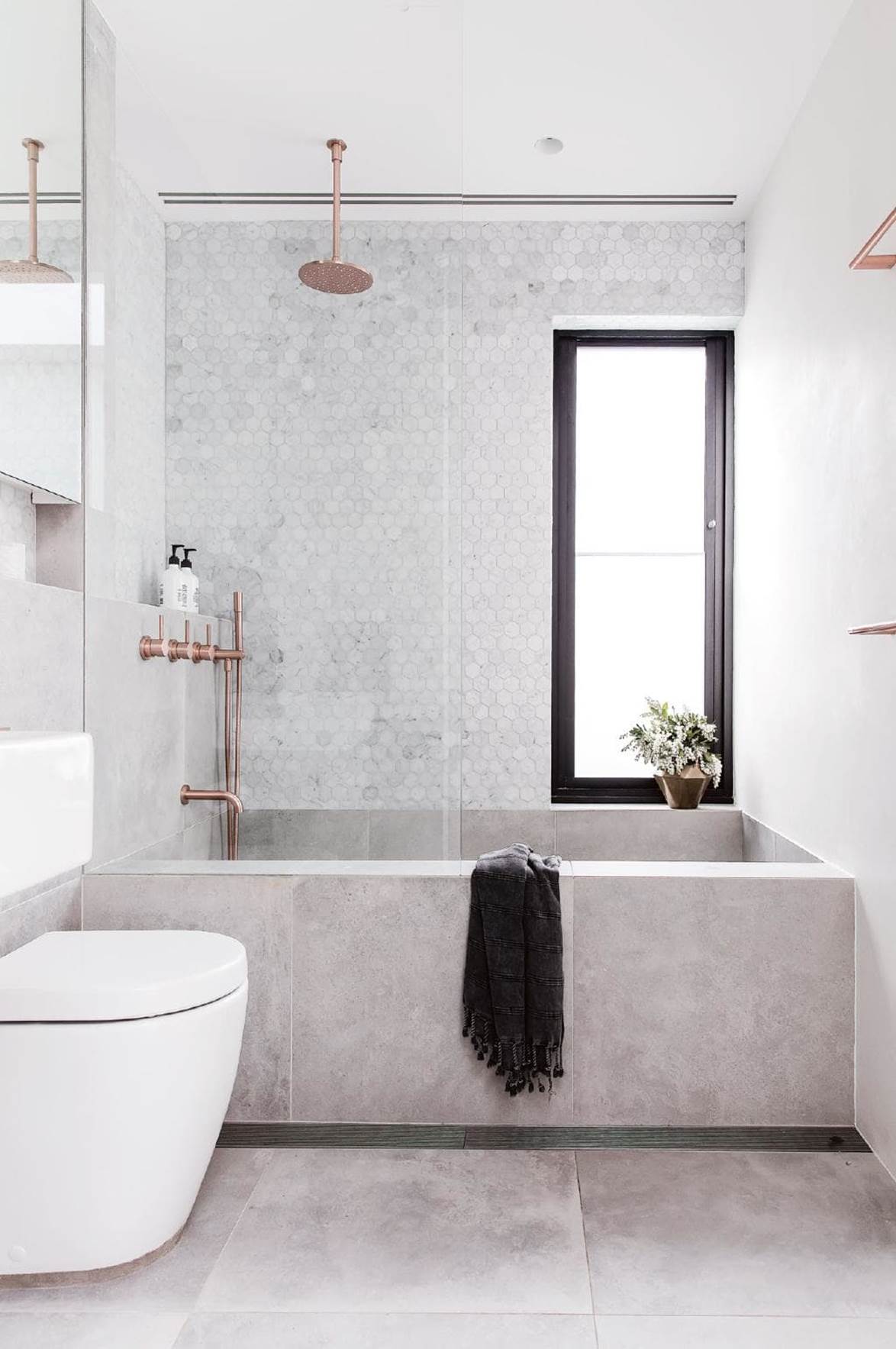 Lindo baño con tina en tonos de gris