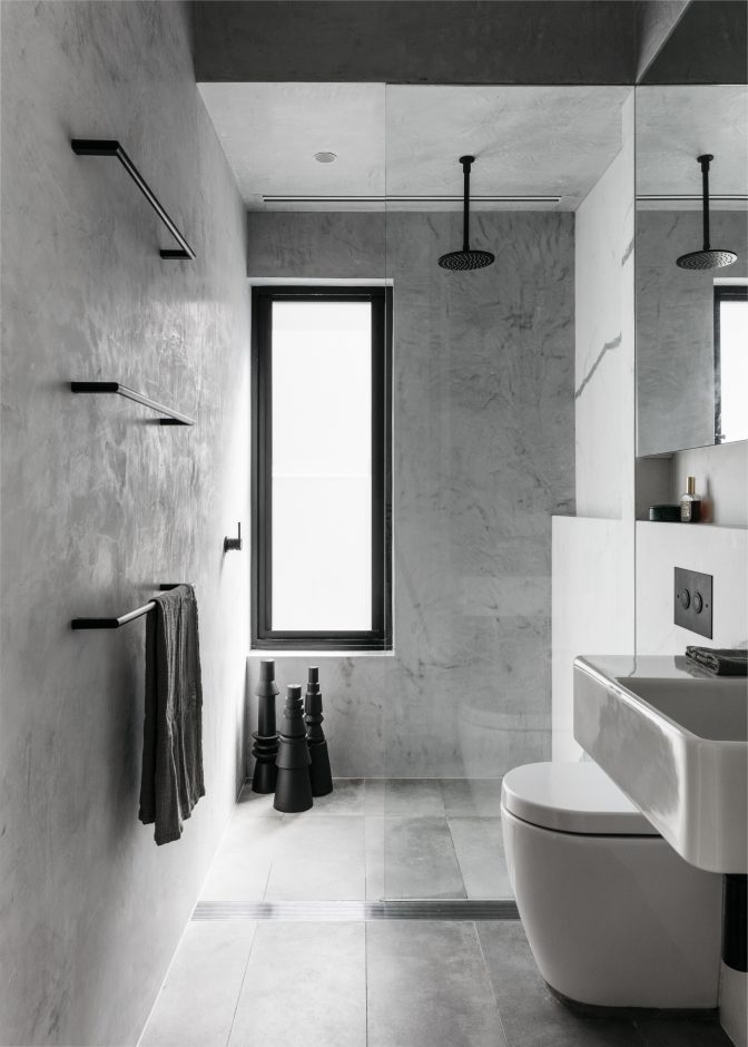 Baño moderno en gris con negro