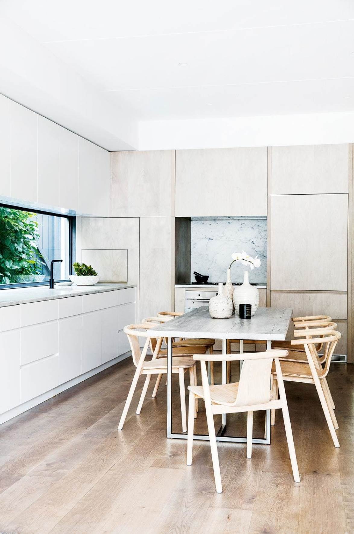 Cocina Scandi contemporánea en tonos claros