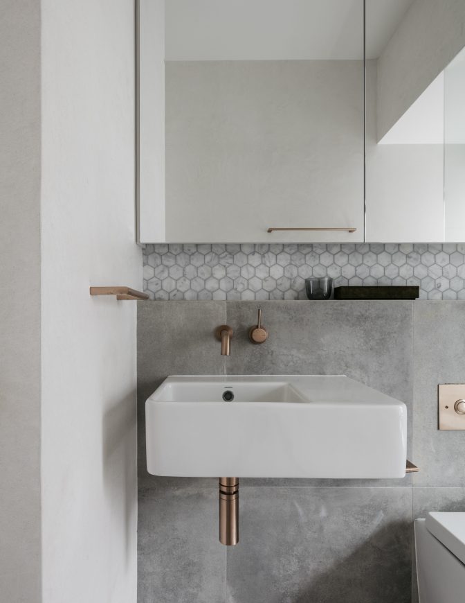 Detalle del lavabo en baño gris moderno