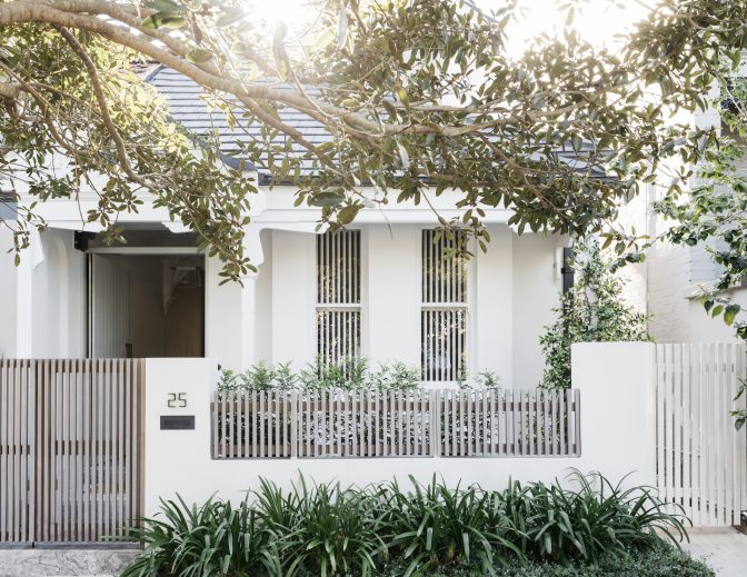 Fachada exterior de casa en blanco con plantas