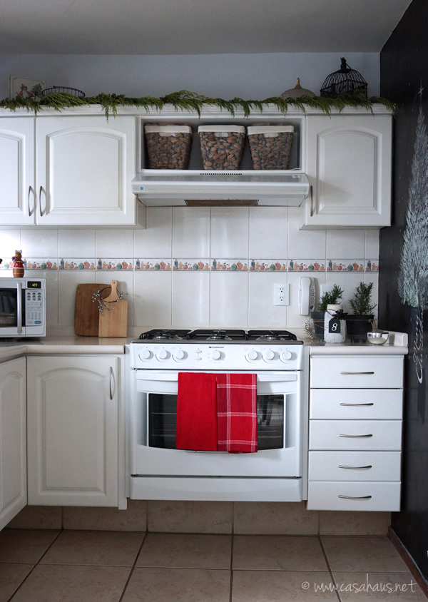 Cocina blanca decorada para Navidad