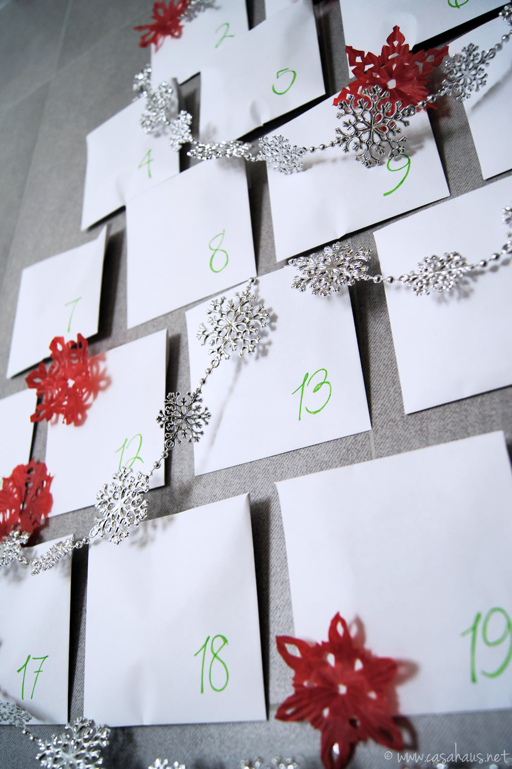 Calendario de adviento hecho con sobres de papel