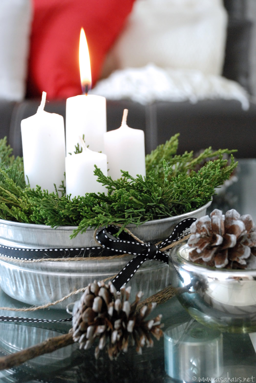 Corona de adviento hecha con velas y ramas de cedro