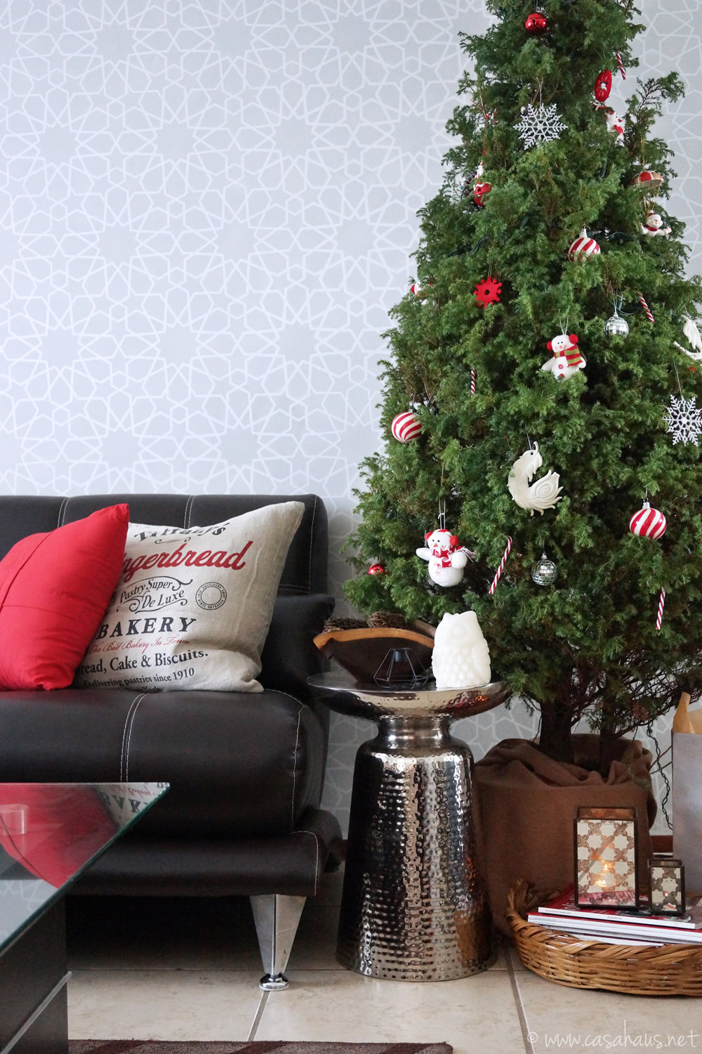 Rincón de sala decorado para Navidad, con arbolito natural arreglado con esferas