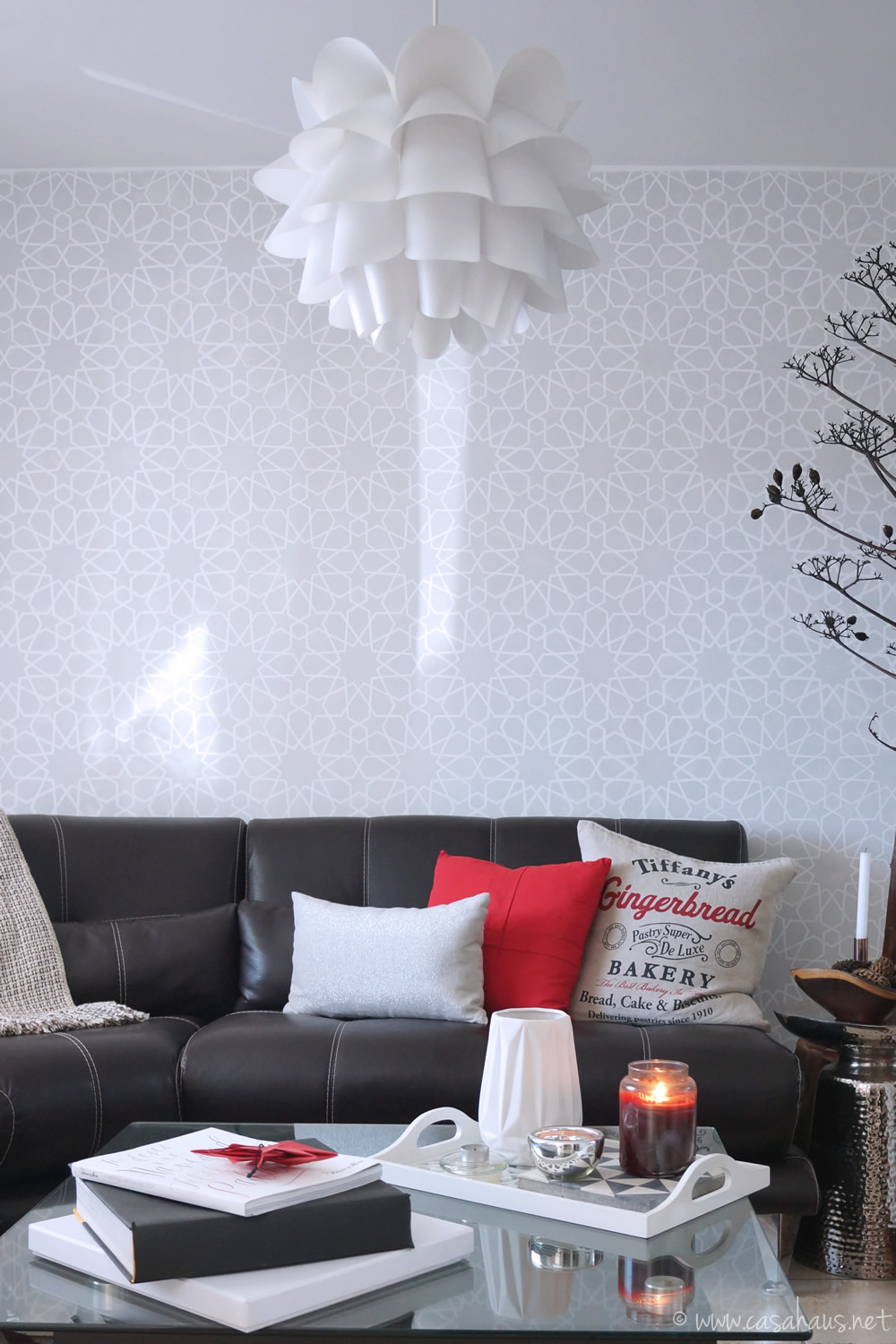 Sala bonita con detalles en rojo