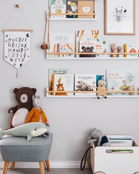 7 días para ordenar tu casa fácil y rápido Pared del cuarto de los niños con libreros y juguetes organizados